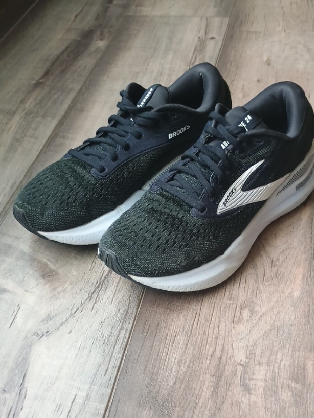 Brooks White and Black Running Shoe - Picture 13 of 13
